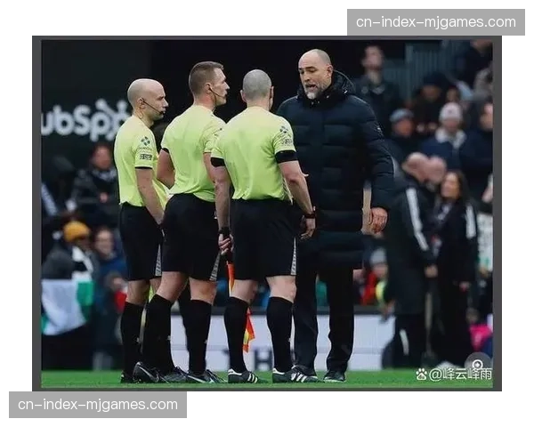 场边镜头:尼斯主帅对一次边线球判罚表达不满,与第四官员激烈交流 场边镜头:尼斯主帅对一次边线球判罚表达不满,与第四官员激烈交流